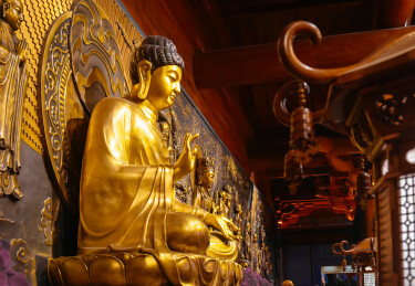 广州大佛寺金色如来佛像