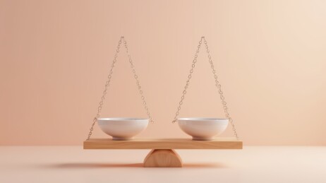平衡的天平与空碗