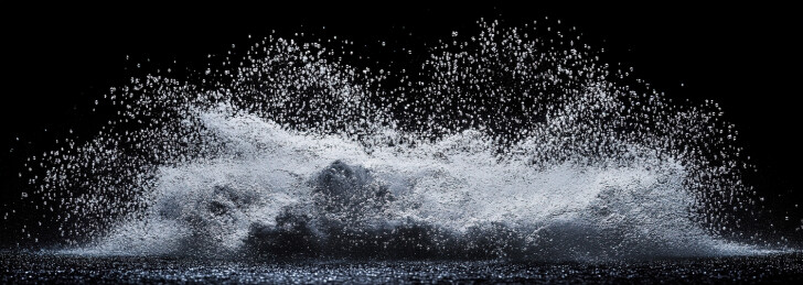 黑色背景下溅起的水花的特写镜头