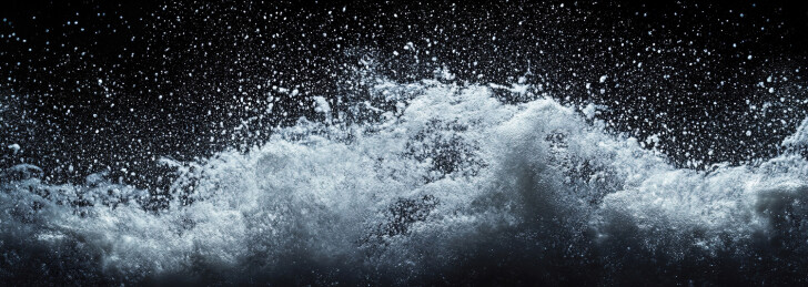 黑色背景下溅起的水花的特写镜头