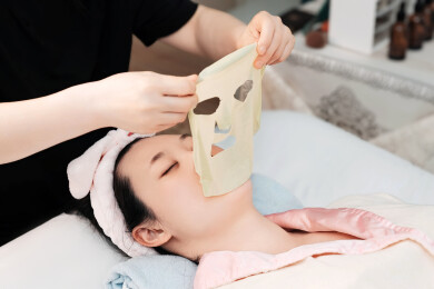 敷面膜放松面部护理