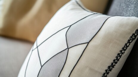 几何纹样的现代靠枕