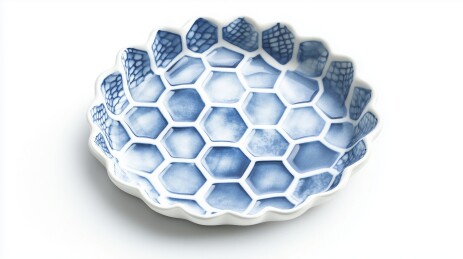 蜂窝纹样的青花瓷盘