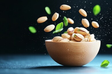 木碗中的开心果