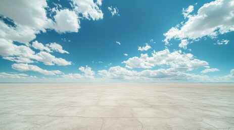 广阔天空下的平坦地面