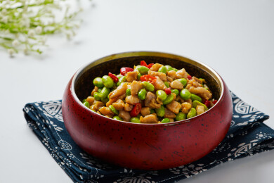 春日时令美味毛豆米小炒鸡