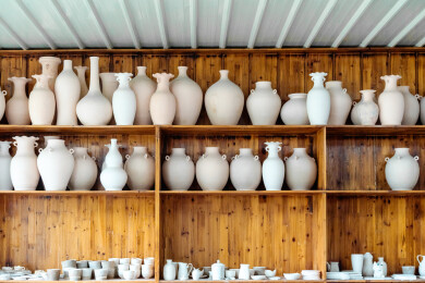 放置在室内的手工陶艺半成品陶坯花瓶