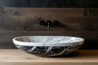 木桌上的碗和碗的特写镜头