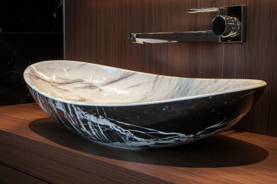 木桌上的碗和碗的特写镜头