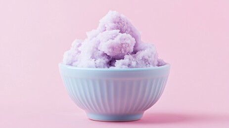 紫色雪堆积奶油蓝碗
