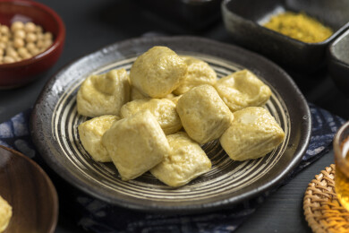 云南美食石屏包浆豆腐特写