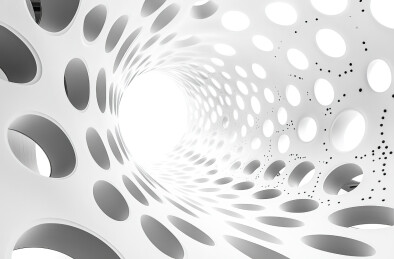 白色背景下的金属结构