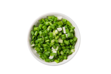 白色背景上切碎的小葱