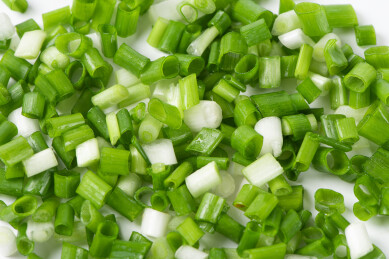 白色背景上切碎的小葱