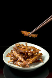 一盘鲜香银鱼仔摆放在桌面上特写