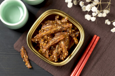 一盘鲜香银鱼仔摆放在桌面上特写