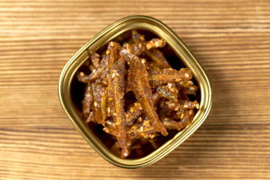 一盘鲜香银鱼仔摆放在桌面上特写