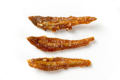 一盘鲜香银鱼仔摆放在桌面上特写