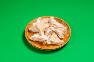 木制圆盘盛放的燕肉饺