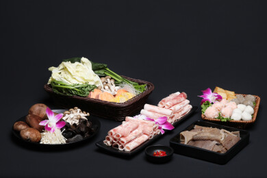 黑色背景上的老北京涮羊肉火锅食材