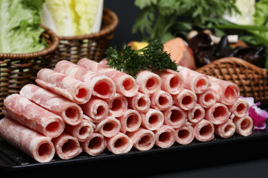 黑色背景上的老北京涮羊肉火锅食材