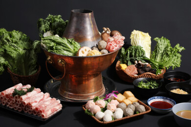 黑色背景上的老北京涮羊肉火锅食材