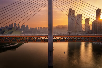 航拍重庆轻轨通过嘉陵江千厮门大桥特写