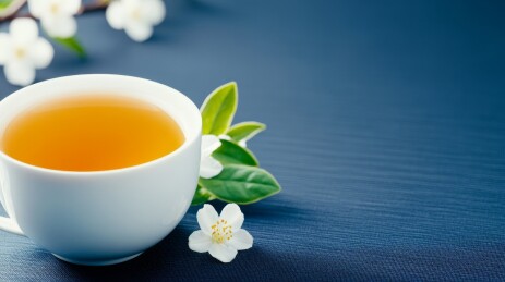 茉莉花茶与白瓷杯