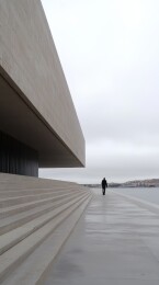 建筑外景一人漫步远眺