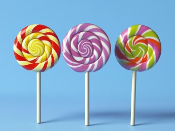 三颗彩色螺旋棒棒糖
