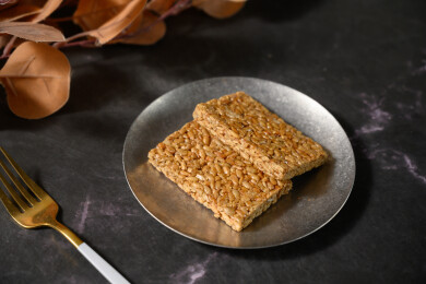 桌面上的盘子里的美味可口的葵花仁糖