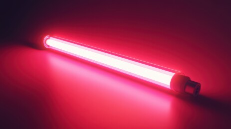 点亮空间的红色荧光灯管