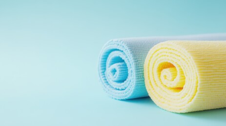 卷起的蓝色和黄色瑜伽垫