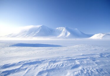 北极雪山景观