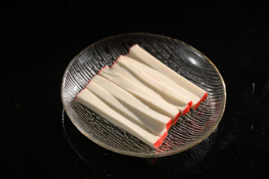 桌面上的盘子里的美味可口的砂仁糕
