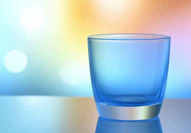 一个空蓝色玻璃杯