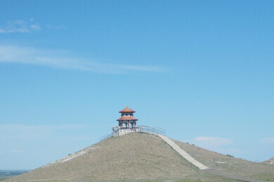 中国新疆博乐市敖包景区山坡上双层亭子蓝天