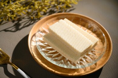 桌面上的青色陶瓷盘子里的美味可口的威化饼