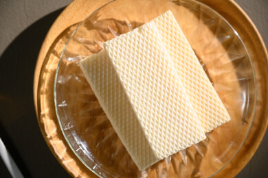 桌面上的青色陶瓷盘子里的美味可口的威化饼