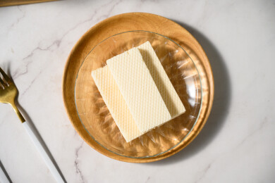 桌面上的青色陶瓷盘子里的美味可口的威化饼