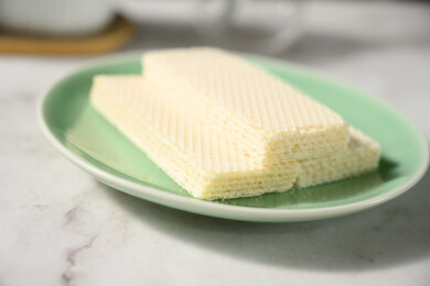 桌面上的青色陶瓷盘子里的美味可口的威化饼