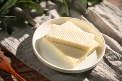 桌面上的青色陶瓷盘子里的美味可口的威化饼