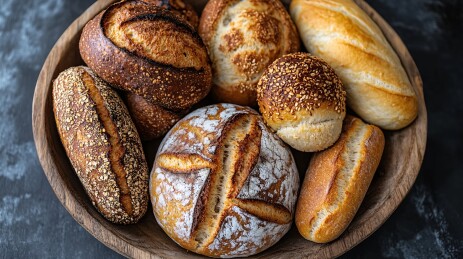 木盘中的多样美味面包