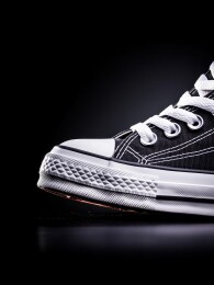 黑色匡威运动鞋特写