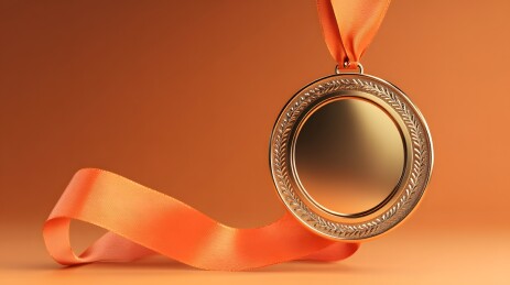 挂橙色绶带的圆形金属奖牌