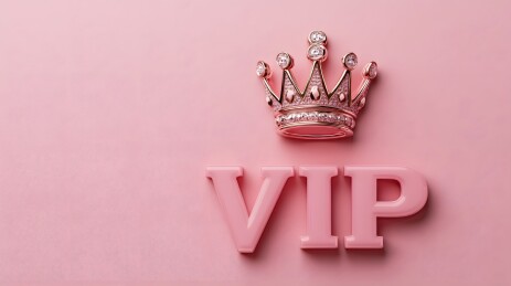 粉色背景上的皇冠与VIP字样