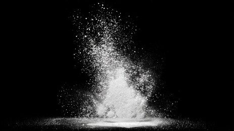 喷溅的白色面粉