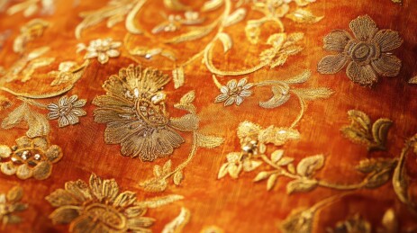 华丽织锦上的金色刺绣花卉