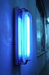 荧光灯管的蓝色光芒照亮墙面