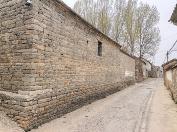 乡村石砌小巷景象